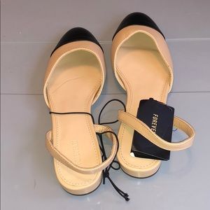 *NWT* Forever 21 Flats - Size 6 - Tan/Black